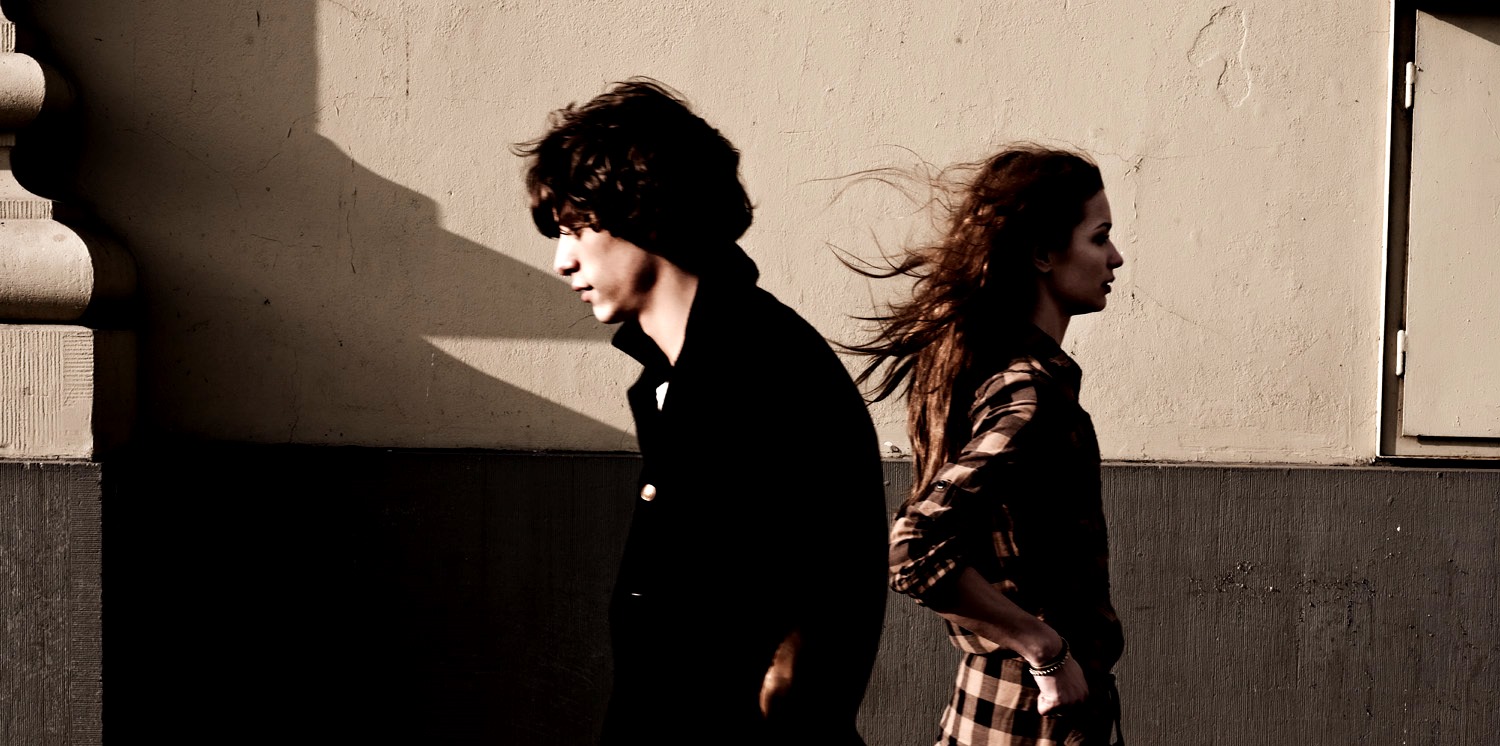 Девушка проходит мимо. Встреча на ступеньках. Когда проходишь мимо. Я не плачу это просто слезы. Пройти мимо бывшей девушки.