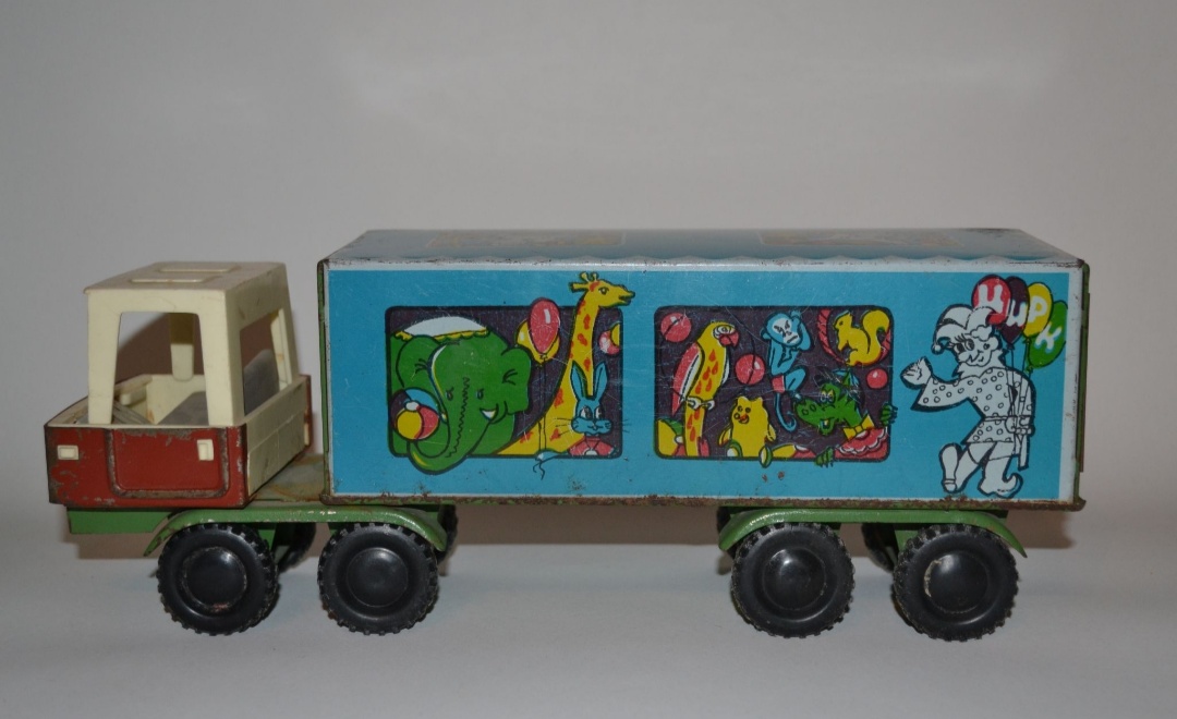 Машинка с фургоном