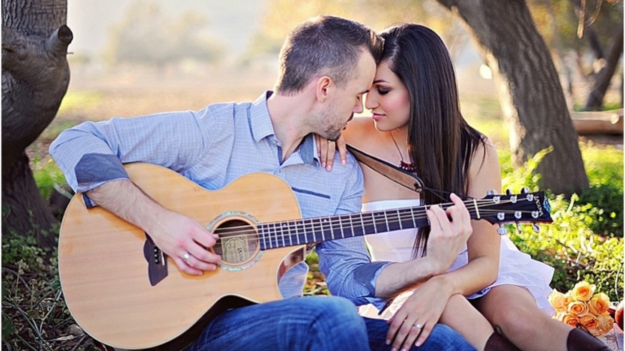 Вдвоем песня караоке. Мужчина с гитарой и девушка. Влюбленные с гитарой. Парень и девушка поют. Гитара любовь.