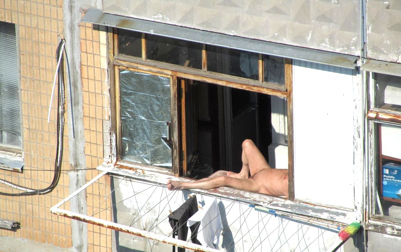 мужик выходит на балкон голым фото 15