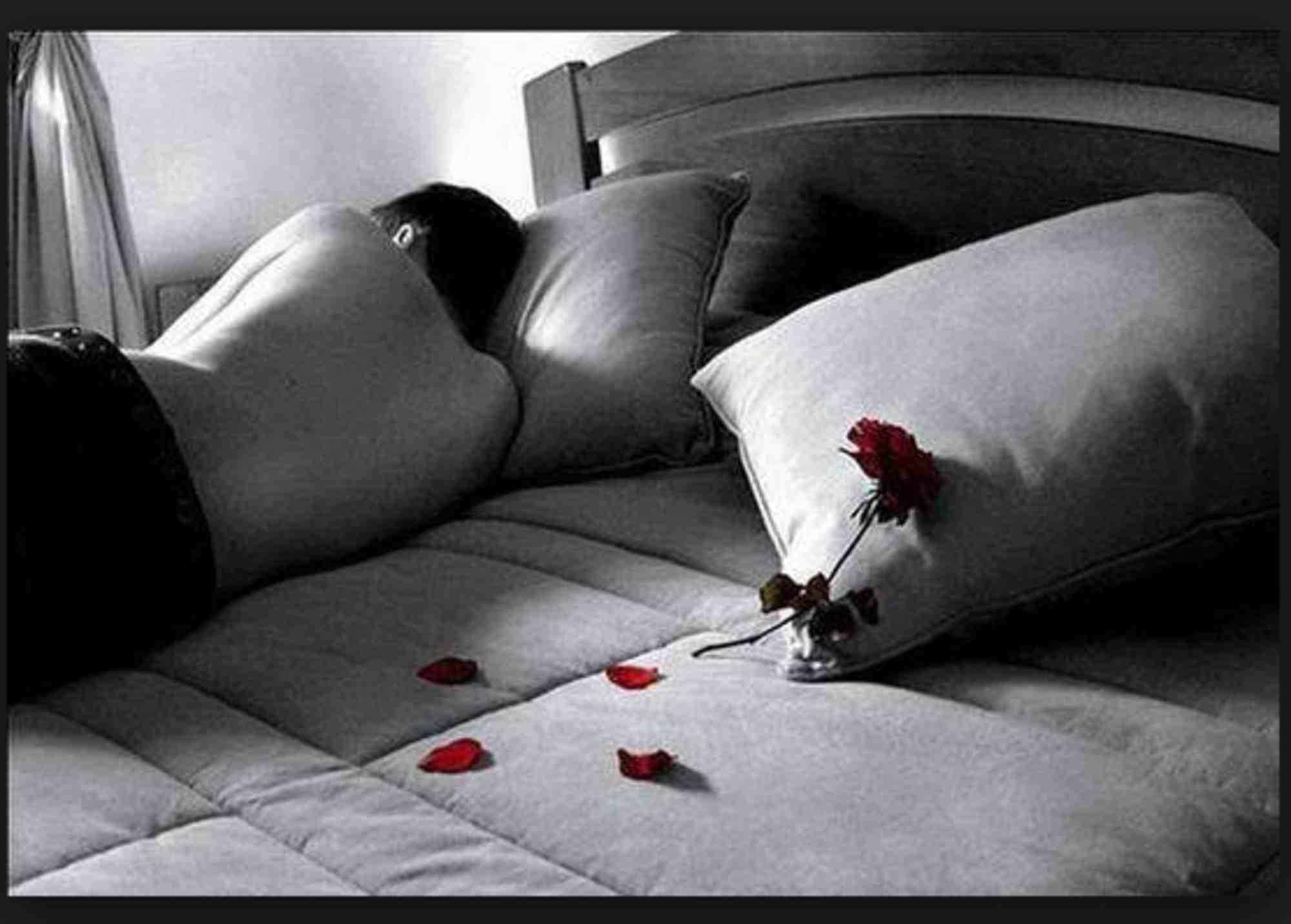 Любовь умри любовь живи. Разлука с любимым. Одинокий мужчина в постели. Картинки разлука с любимым.