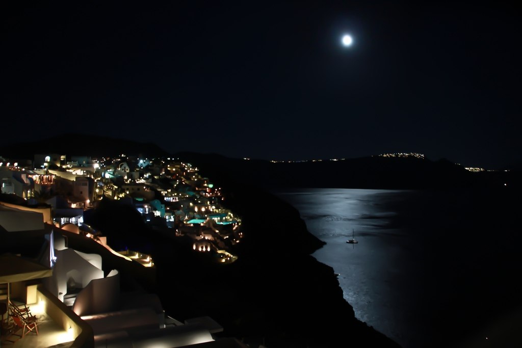 Ночные ли. Греция остров Санторини ночь. Остров Санторини ночью. Санторини Греция ночью. Линдос Греция ночью.