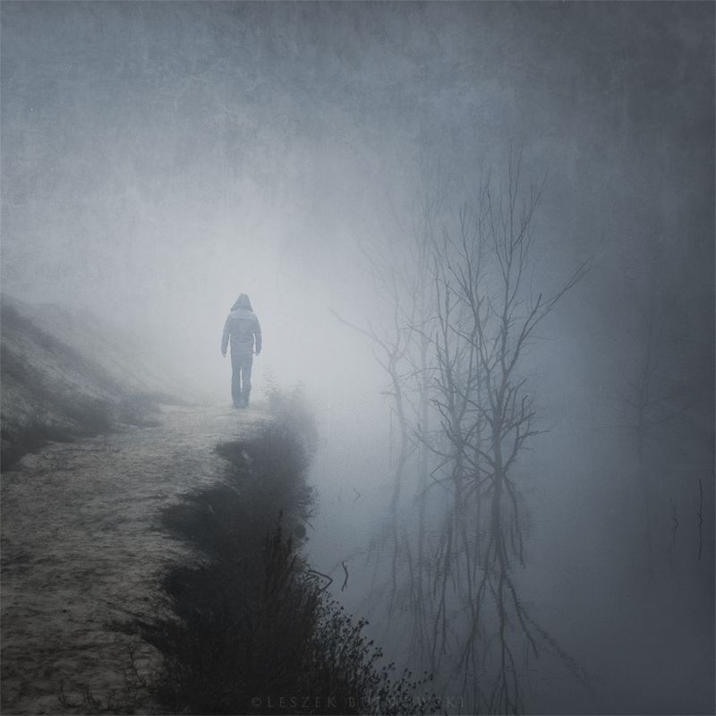 Смотрю пристально я в полумрак...