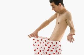 Смотрит муж в трусы с печалью