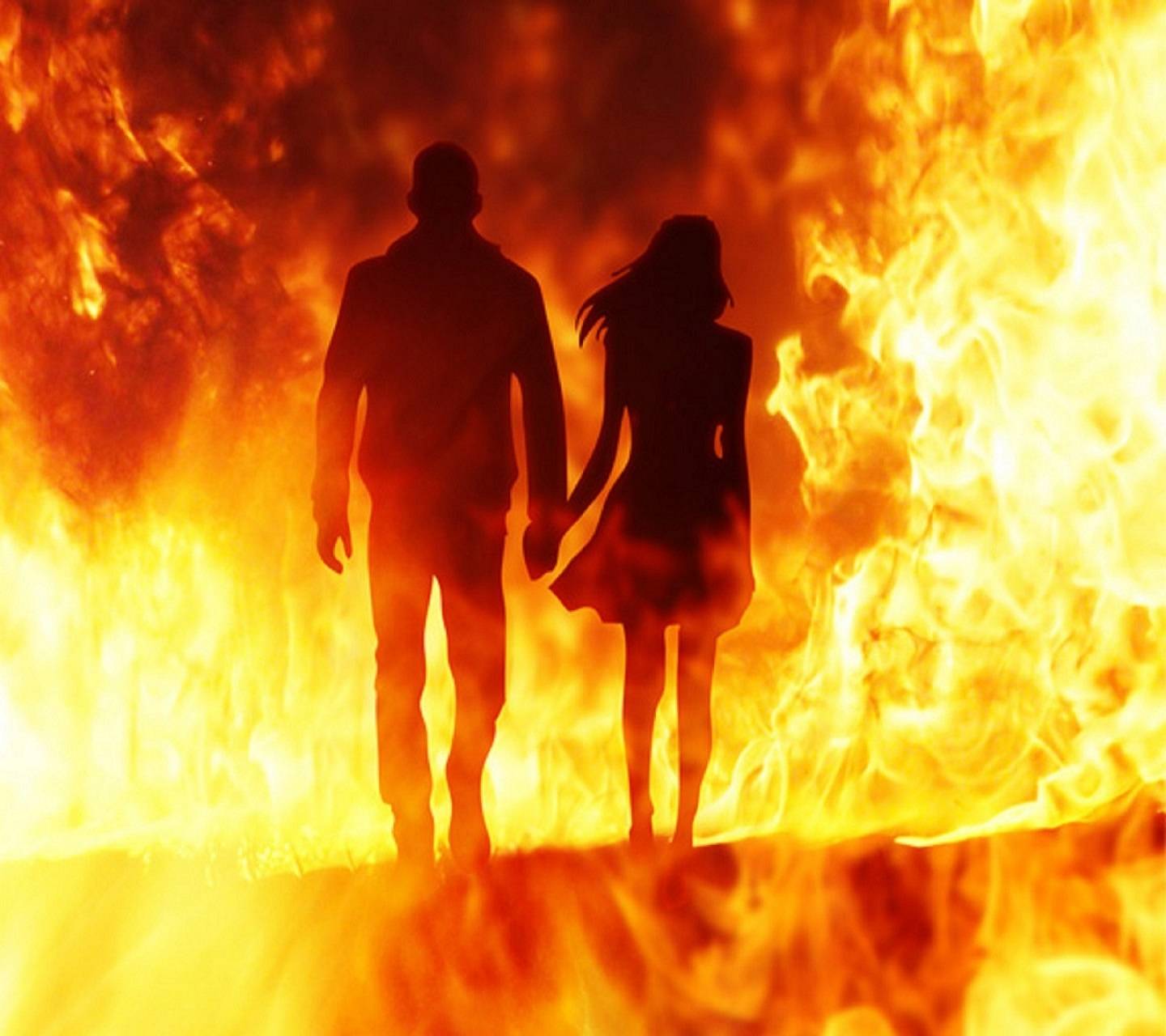 Пожары любви холидей. Огни любви. Пара в огне. Влюбленные у огня. Влюбленная пара в огне.