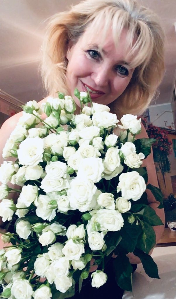 С букетом роз ты так нежна. Посвящение С. Т. 5684