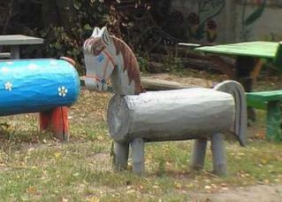 На детской весенней площадке...