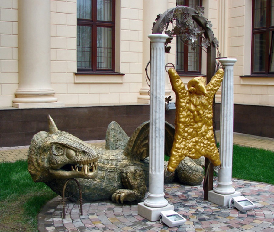 Золотое руно что это. Скульптура золотое Руно в Сочи. Золотое Руно памятник. Золотое Руно Золотая шкура барана. Золотое Руно статуя.