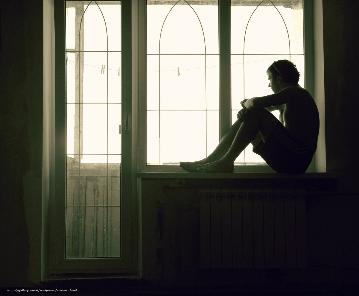 Постоянно без настроения. Одинокий парень. Одно окно. Мужчина грустит у окна. Одиночество в доме.
