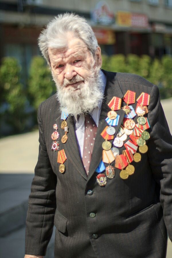 Пенсионер ветеран. Дедушка ветеран. Ветеран с медалями. Ветераны с орденами. Медаль ветеран войны.