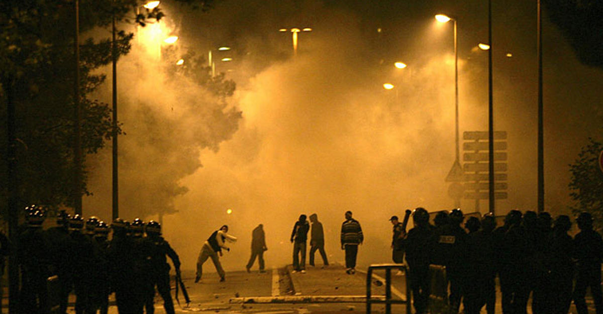 Массовые беспорядки обж. Массовые беспорядки во Франции (2005). Общественные беспорядки.