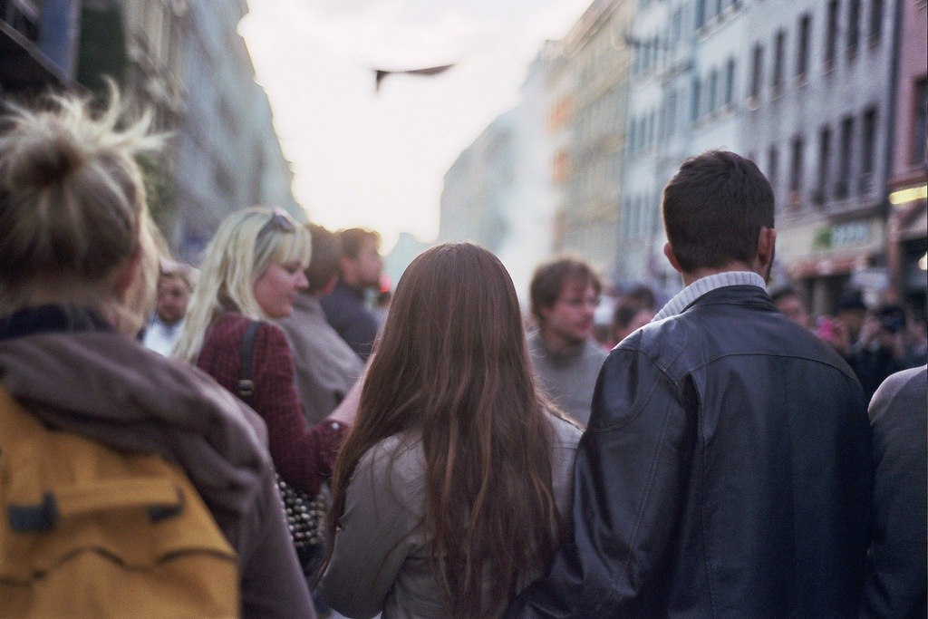 Девушка проходит мимо. Прохожие люди. Некоторый оборачиваться. Красивая девушка идет по улице. Некоторый оборачиваться.