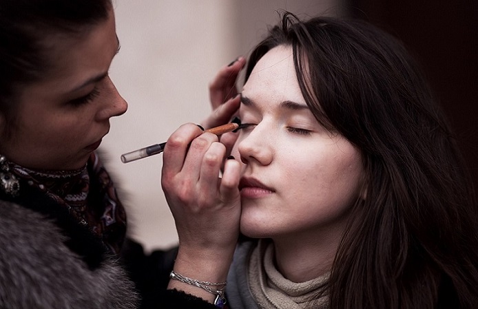 Что за этими ресницами ночами...