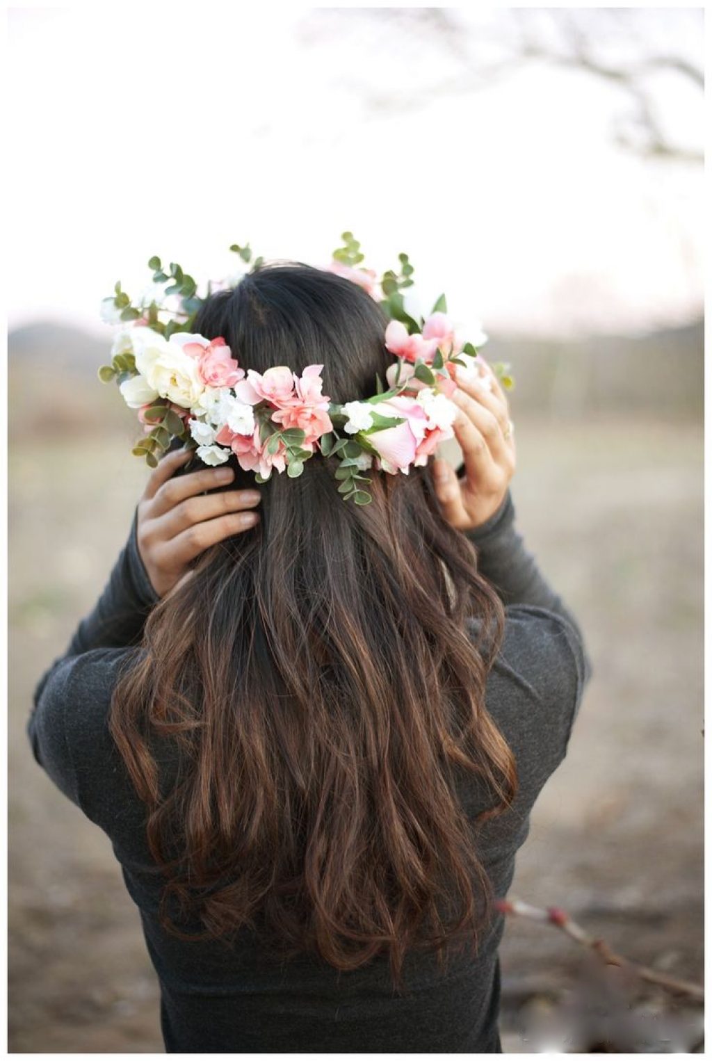 Красивые авы со спины. Девушка с цветком в волосах. Брюнетка с венком на голове со спины. Брюнетка с цветами. Русая девушка с цветами.