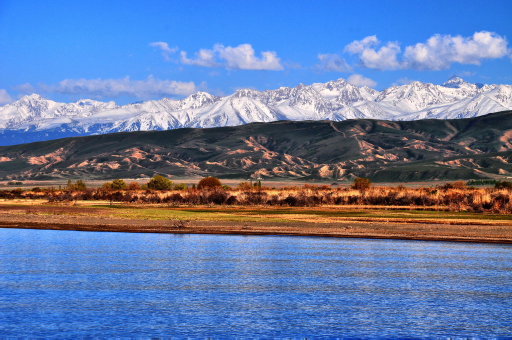 Большие кули. Иссык-Куль Киргизия. Кыргызстан озеро Иссык-Куль. Исилькуль озеро Киргизия. Природа Киргизии Иссык Куль.