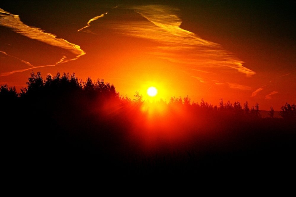 В синем небе заря догорает