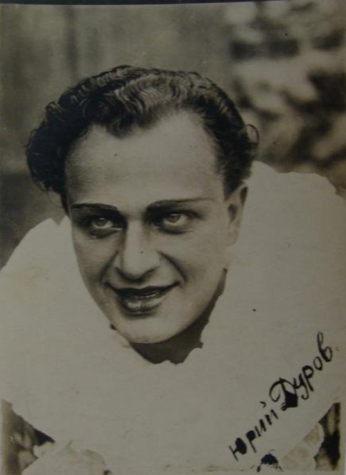 Почему на фото Дуров?