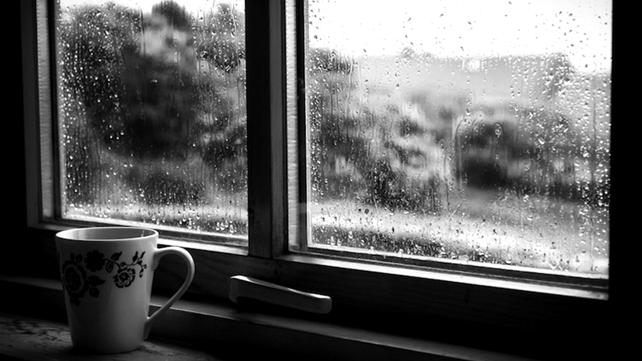 Грустный день грустный день за окнами. Дождь за окном. Грустное окно. Подоконник дождь. Дождь в окне.