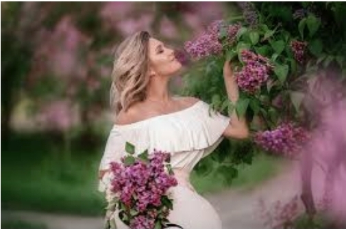 По парку бродит не спеша