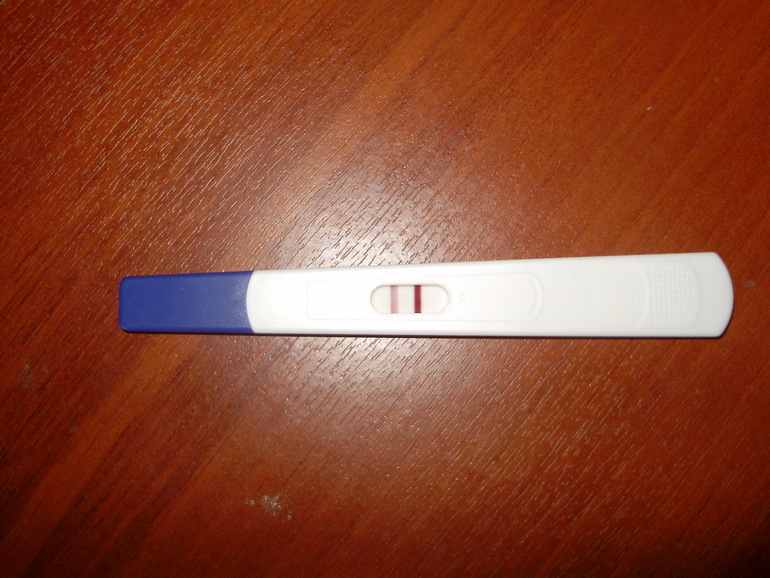 Год по фото тест. Тест полоски на беременность 2 полоски. Тест с двумя полосками. Тест на беременность с двумя поло. Тест полоски положительные.
