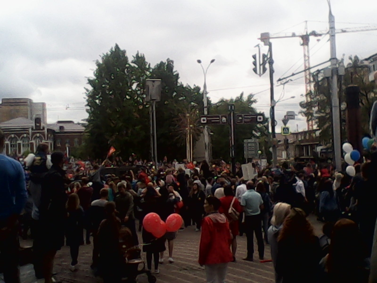 Бессмертный полк на нашей площади теснится...