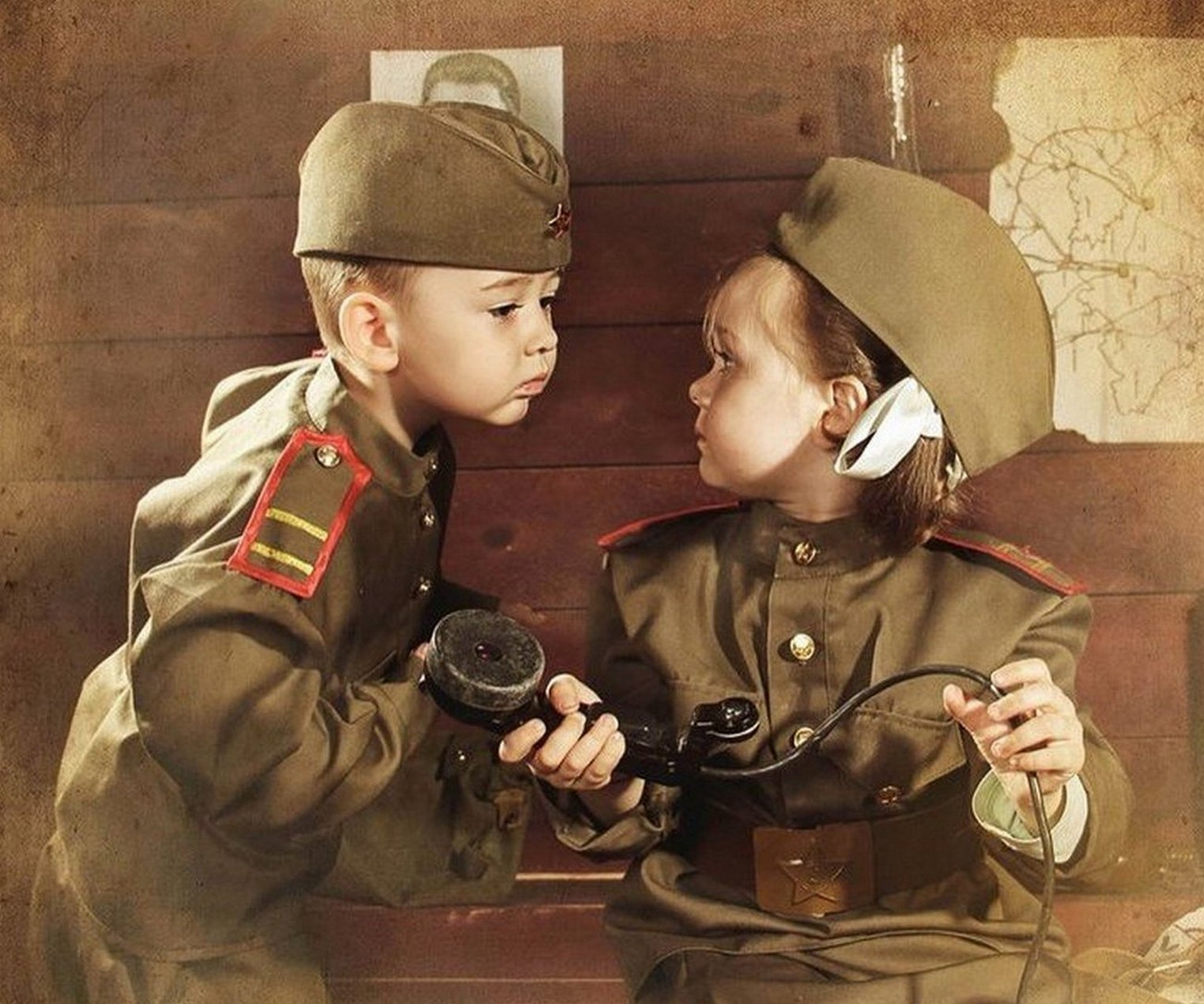 Песня солдаты солдаты солдаты войны детское. Детская фотосессия в военной форме. Малыш в военной форме. День Победы для детей. Дети в военной форме на 9 мая.