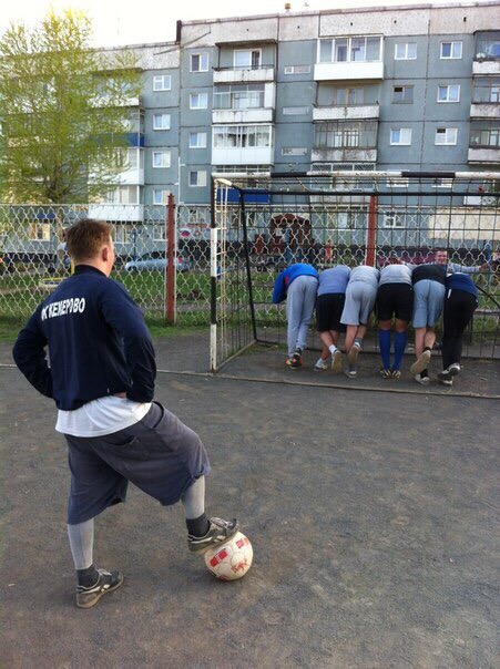 Гопники играют в футбол