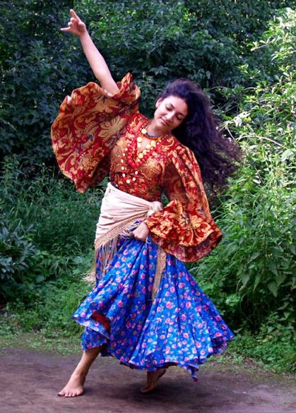 Пылкая гитана звонкий колокольчик...