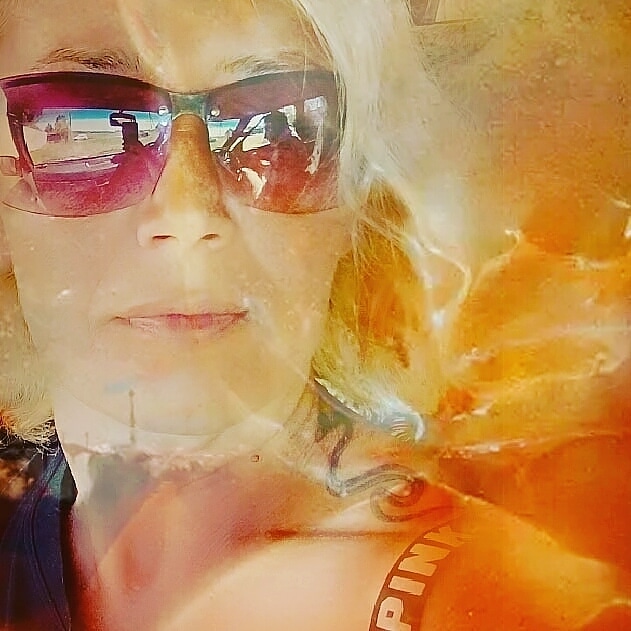 Облетает весенний цвет...