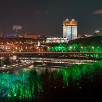Небо синее смотрит в окошко