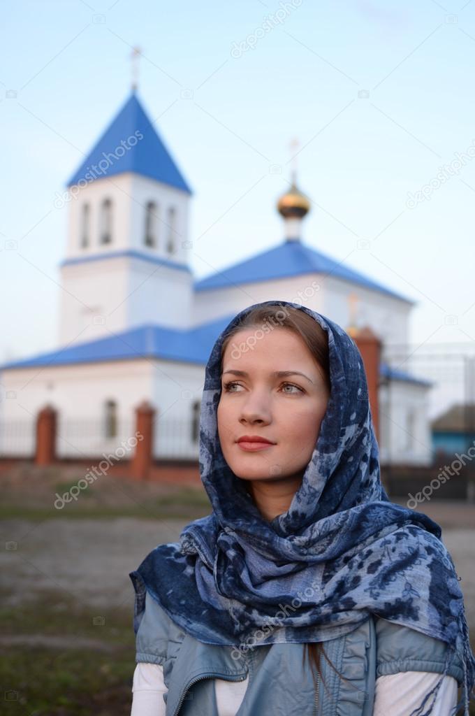 Приход женщины. Православная женщина. Женщина возле церкви. Красивая девушка в храме. Девушка в платке в храме.