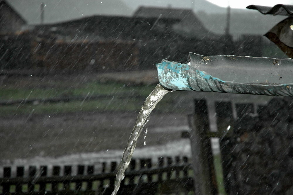 С крыш капает вода. Вода стекает с крыши. Водосток дождь. Дождь по крыше. Крыша дождь.