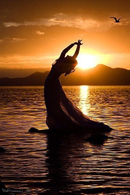 Море ластится у ног...