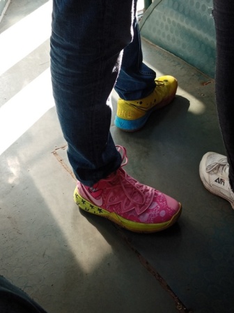 Разноцветные кроссовки