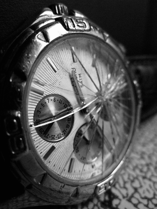 Сломанные наручные часы. Разбитые наручные часы. Часы наручные с разбитым стеклом. Разбитые швейцарские часы.