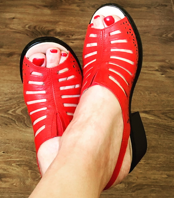 Красные босоножки