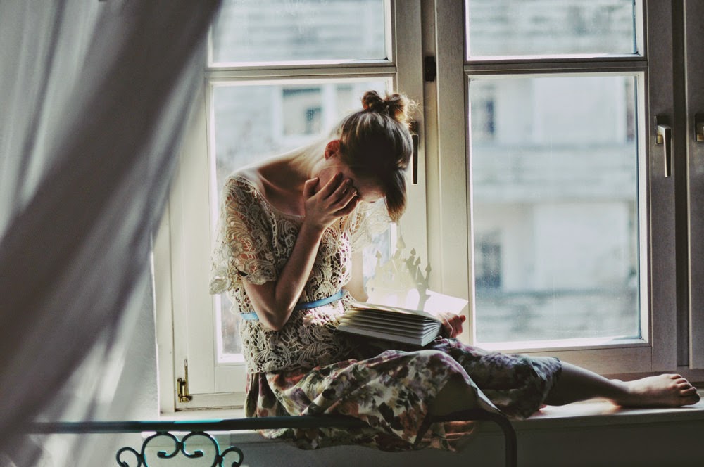 Женщина на подоконнике. Женщины сидящей у окна. Девушка у окна. У окна. Женщины сидящей у окна.