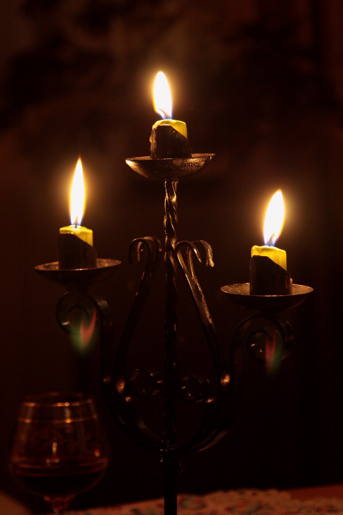 Горят три свечи. Свеча в подсвечнике. Горящие свечи. Горящие свечи в канделябре. Канделябр со свечами.