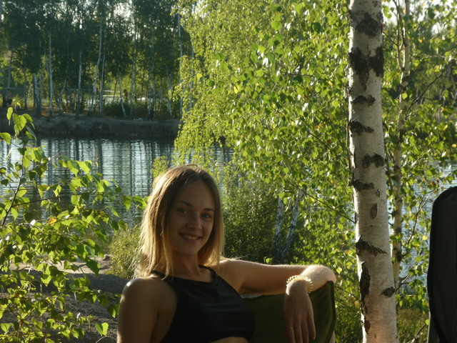 Девчонками любуюсь из провинций