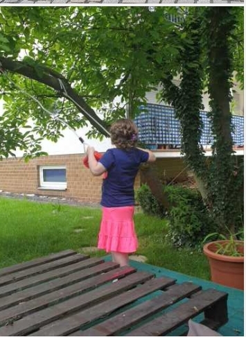 Девочка и качели