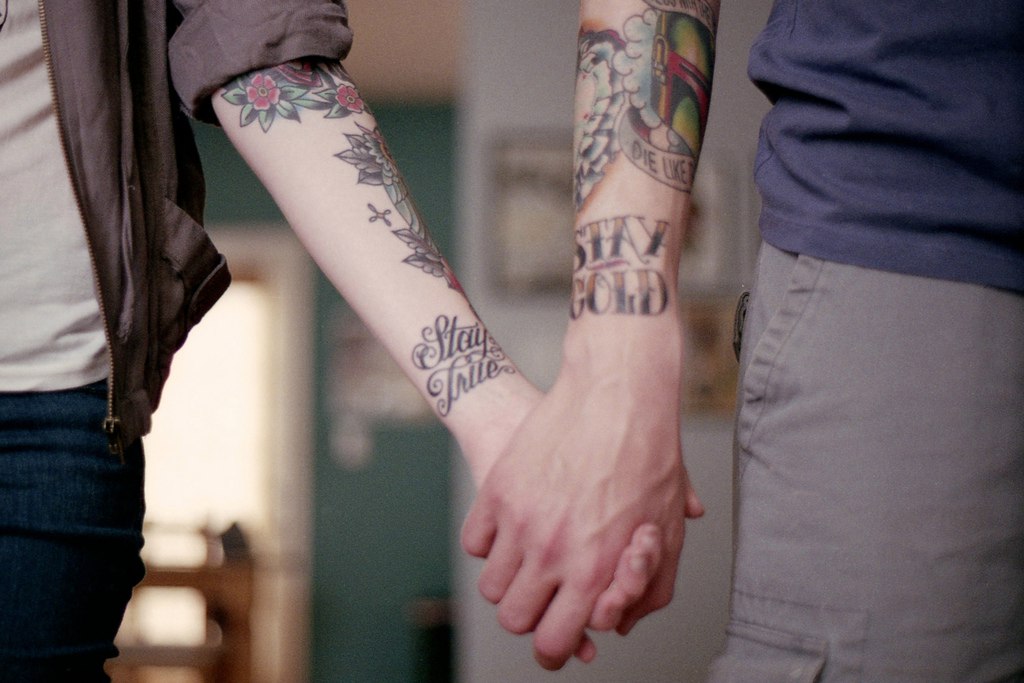 Татуировка девушка на руке парня