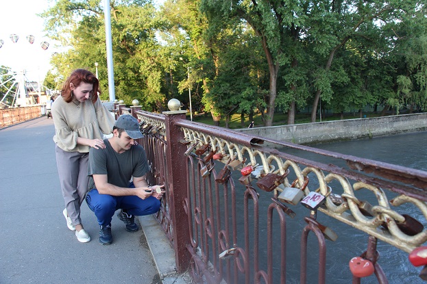 На мосту в Хетагуровском парке