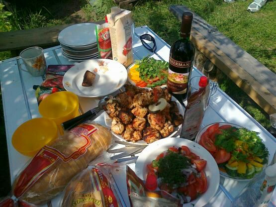 Стол на даче с шашлыками