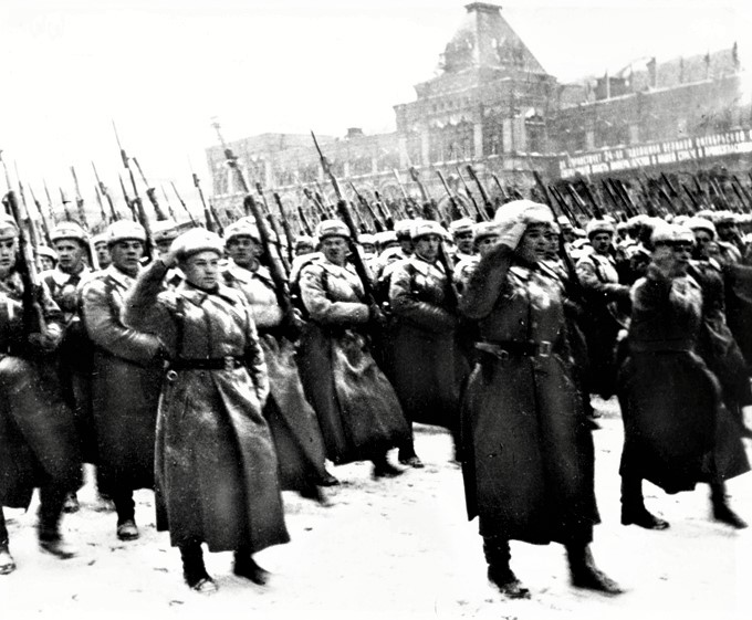 Где проходил парад 41. Парад 1942 года на красной площади. Парад в ноябре 1941 года в Москве. Парад на красной площади 7 ноября 1941. Парад 1941 арт.