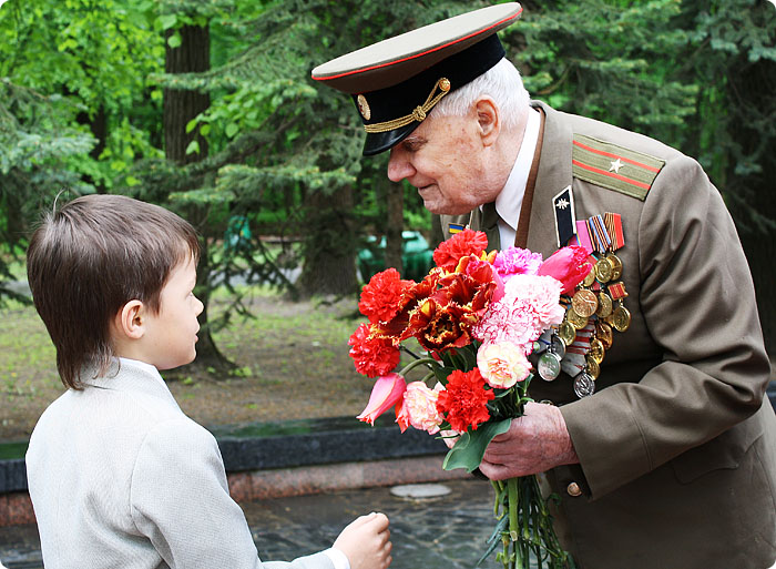 Руки день победы