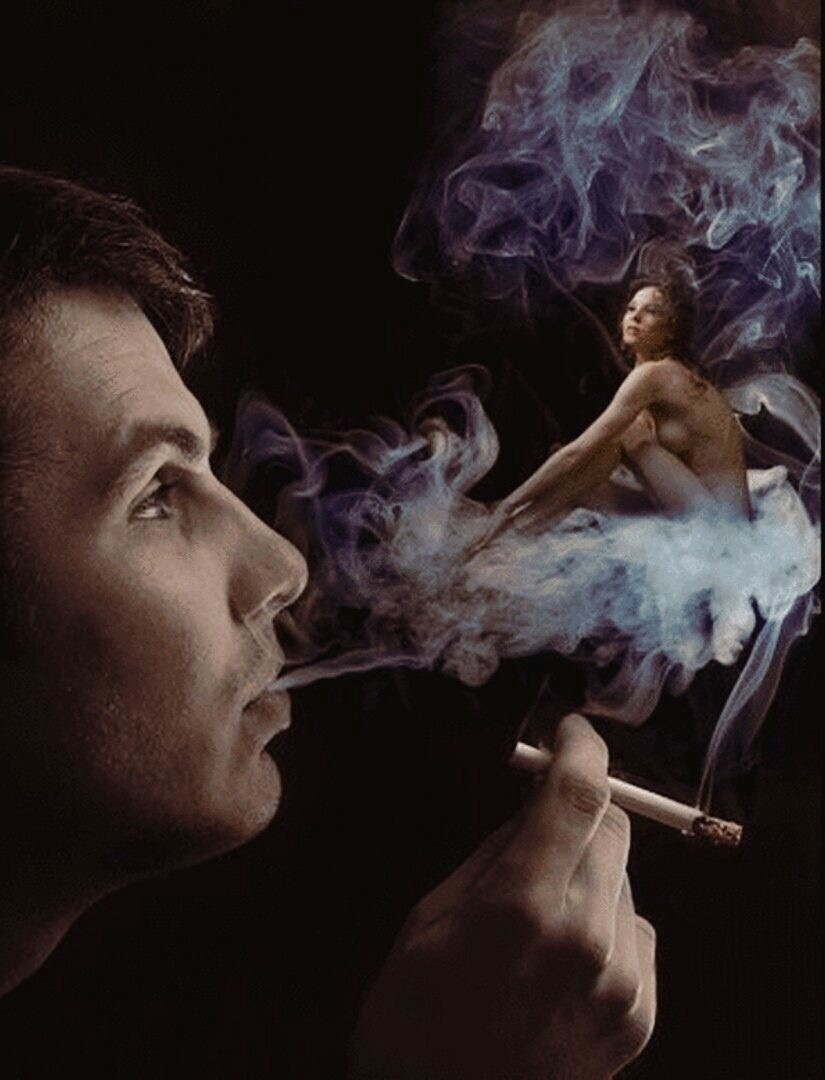Пошло по комнате дымок. Сигаретный дым. Парень курит. Мужчина в сигаретном дыму. Мужчина и женщина с сигаретой.