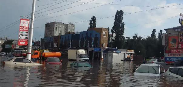 Курск ушел под воду. Наводнение в Курске. Потоп в Курске. Курск затопило Центральный рынок. Затопило Курск город.