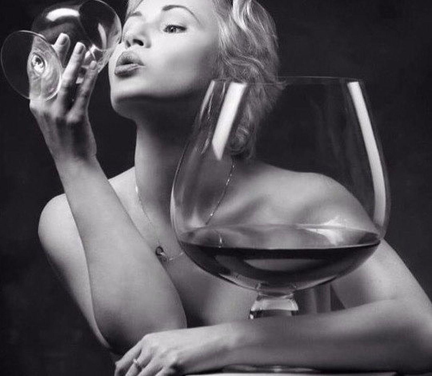 Картинка пить вино. Девушка с бокалом. Фотосессия с бокалом. Девушка в фужере.