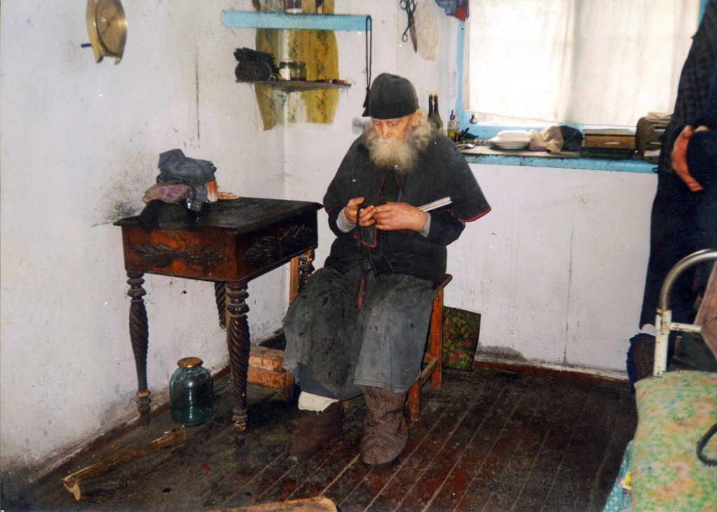 Монах мальчик комнате