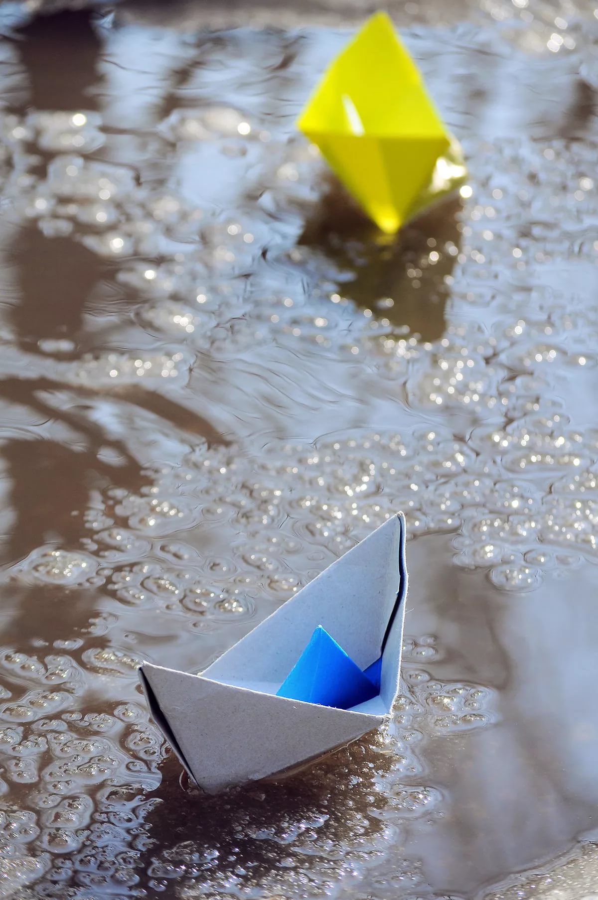 Кораблик из бумаги я по ручью пустил. Бумажный кораблик. Бумажный корабль. Бумажный кораблик в ручейке. Кораблик в ручейке.